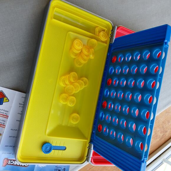 Hasbro Gaming Road Trip Series Connect 4 travel board game 2 player EUC ages 6+ - Picture 8 of 12